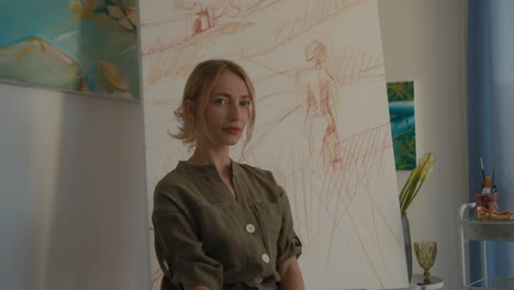 mujer artista en su estudio