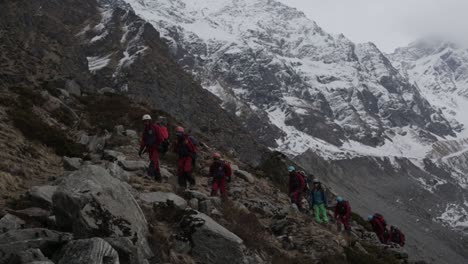 hermosa vista de los picos y montañas nevados del himalaya desde una altura máxima en el alto himalaya, uttarakhand, india