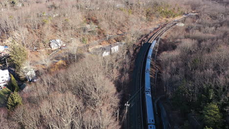 e vista aérea sobre um trem prateado em um dia ensolarado