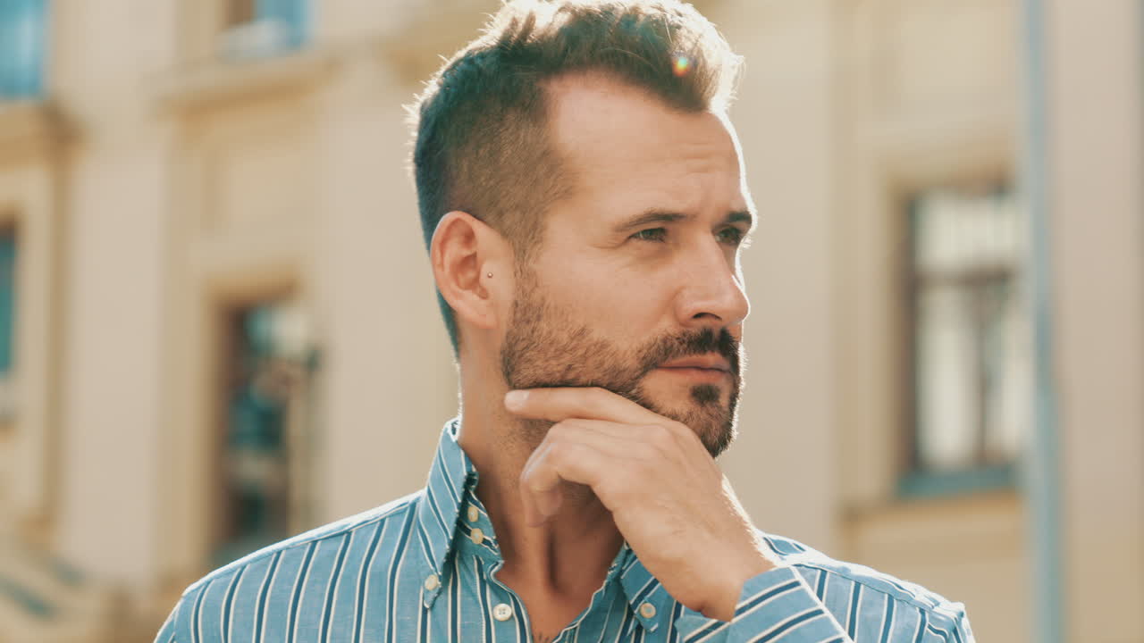 hombre con una camisa a rayas azules al aire libre