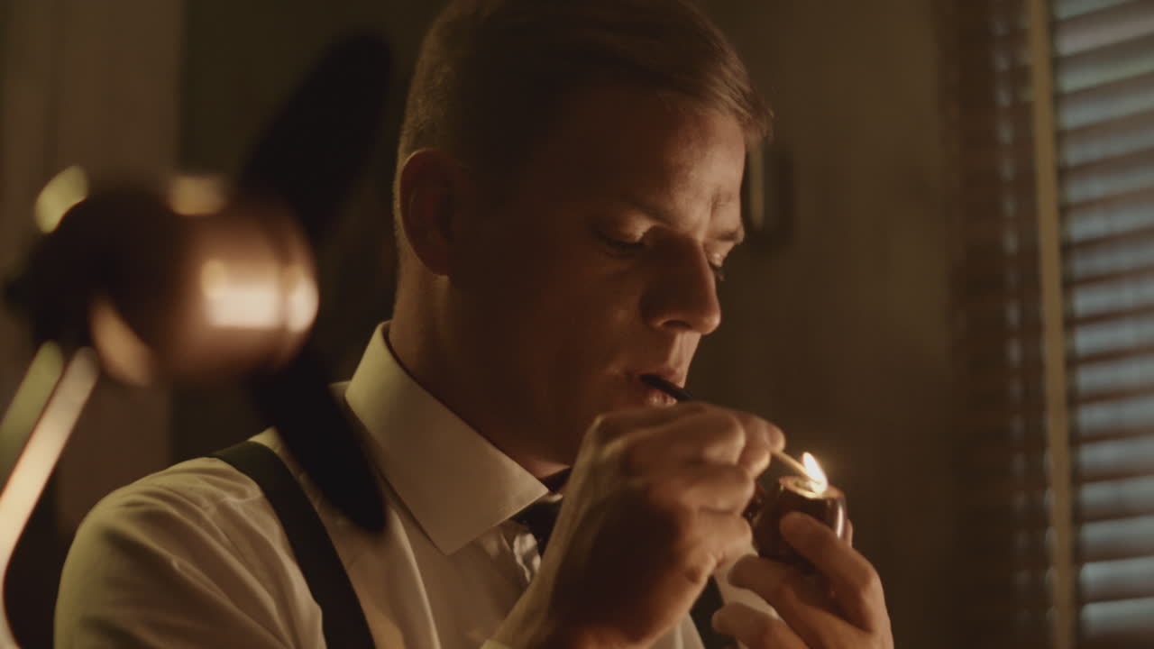 빈티지 세팅에서 파이프를 피우는 남자