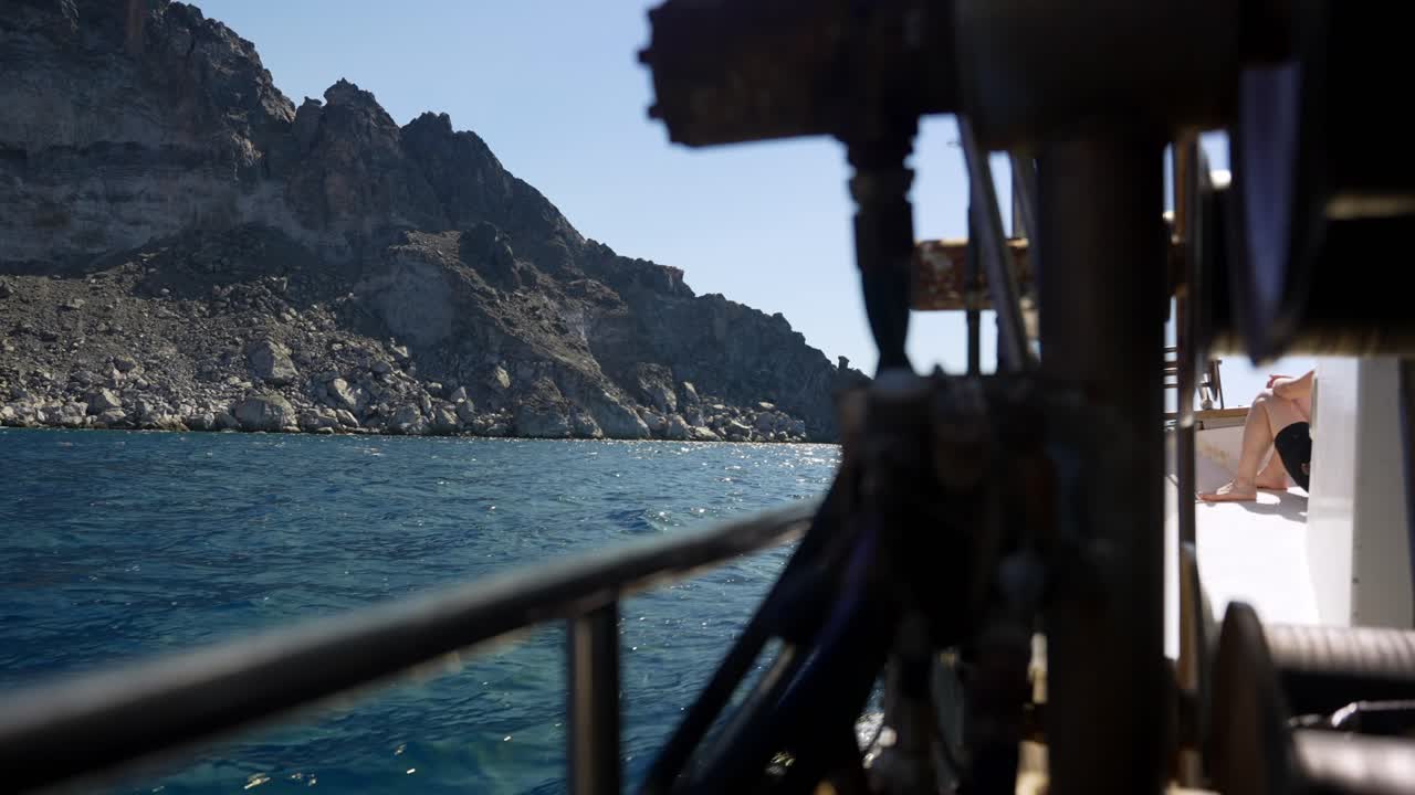 fotografía de cerca desde un pequeño barco en el mar egeo que muestra rocas de interés geológico en creta, grecia