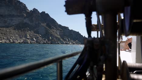 fotografía de cerca desde un pequeño barco en el mar egeo que muestra rocas de interés geológico en creta, grecia