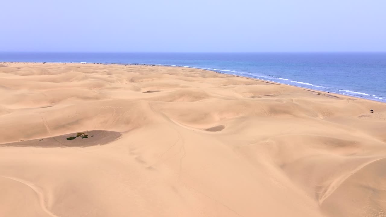 desierto de dunas de arena contra el paisaje marino en maspalomas gran canaria desiertos cerca de la costa