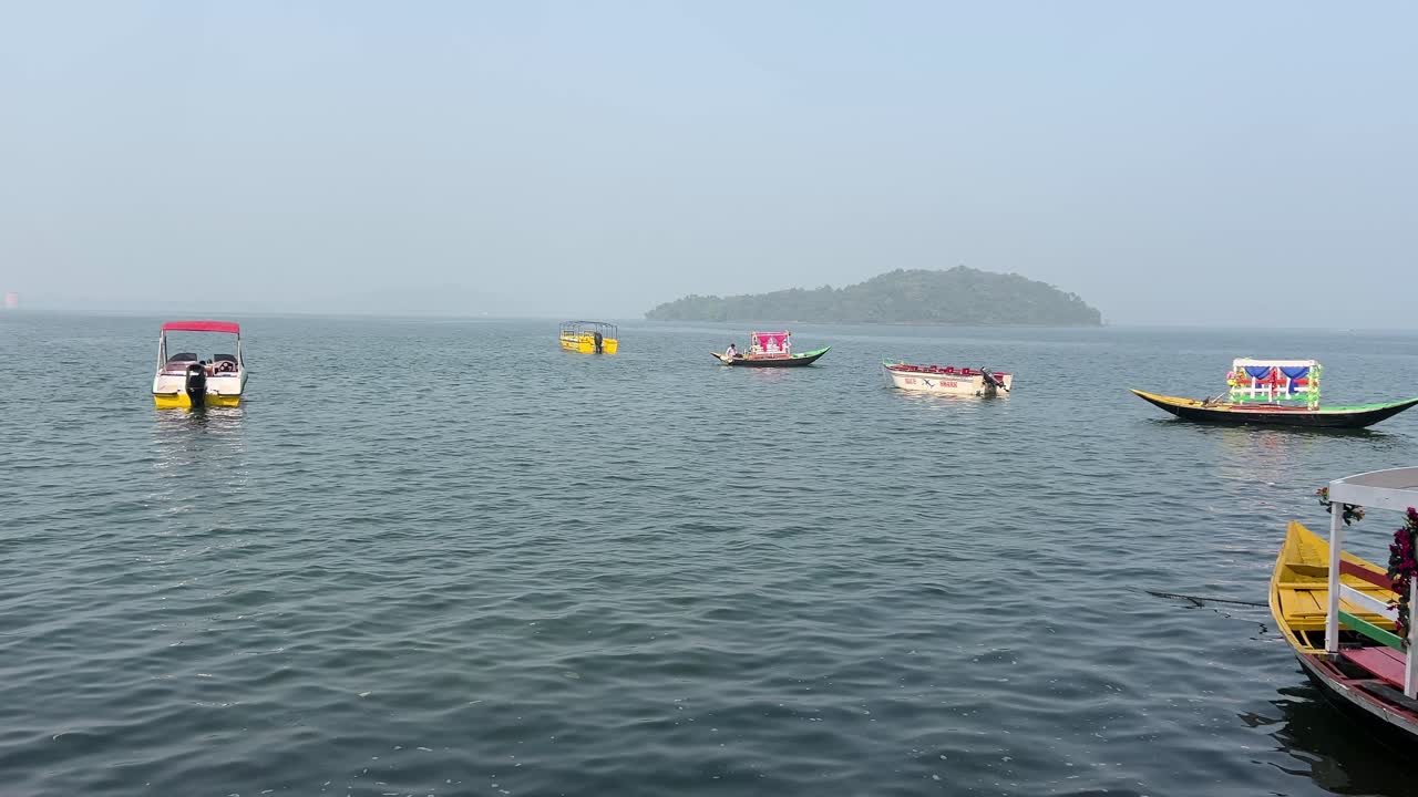 hermosos barcos shikara en el mar y algunos anclados en la orilla del mar durante el día en la presa de maithon.