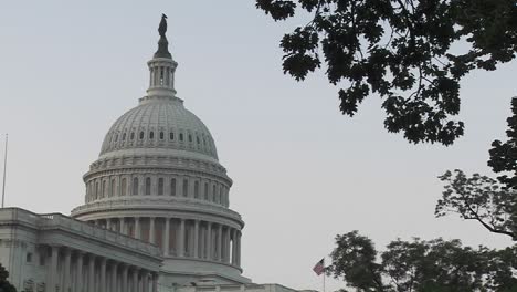 El-Edificio-Del-Capitolio-En-Washington-Dc-Está-Enmarcado-Por-árboles