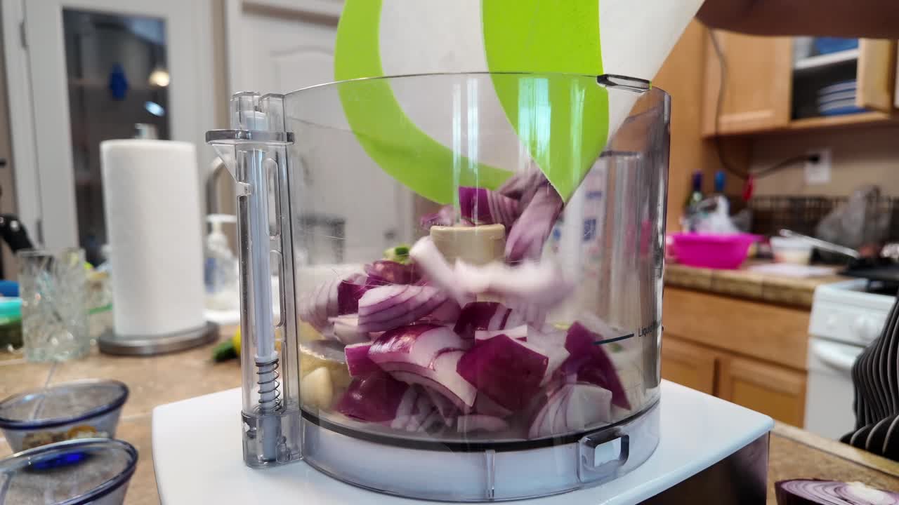 arrojar cebolla roja picada, jengibre, ajo y cilantro en un procesador de alimentos - serie chana masala