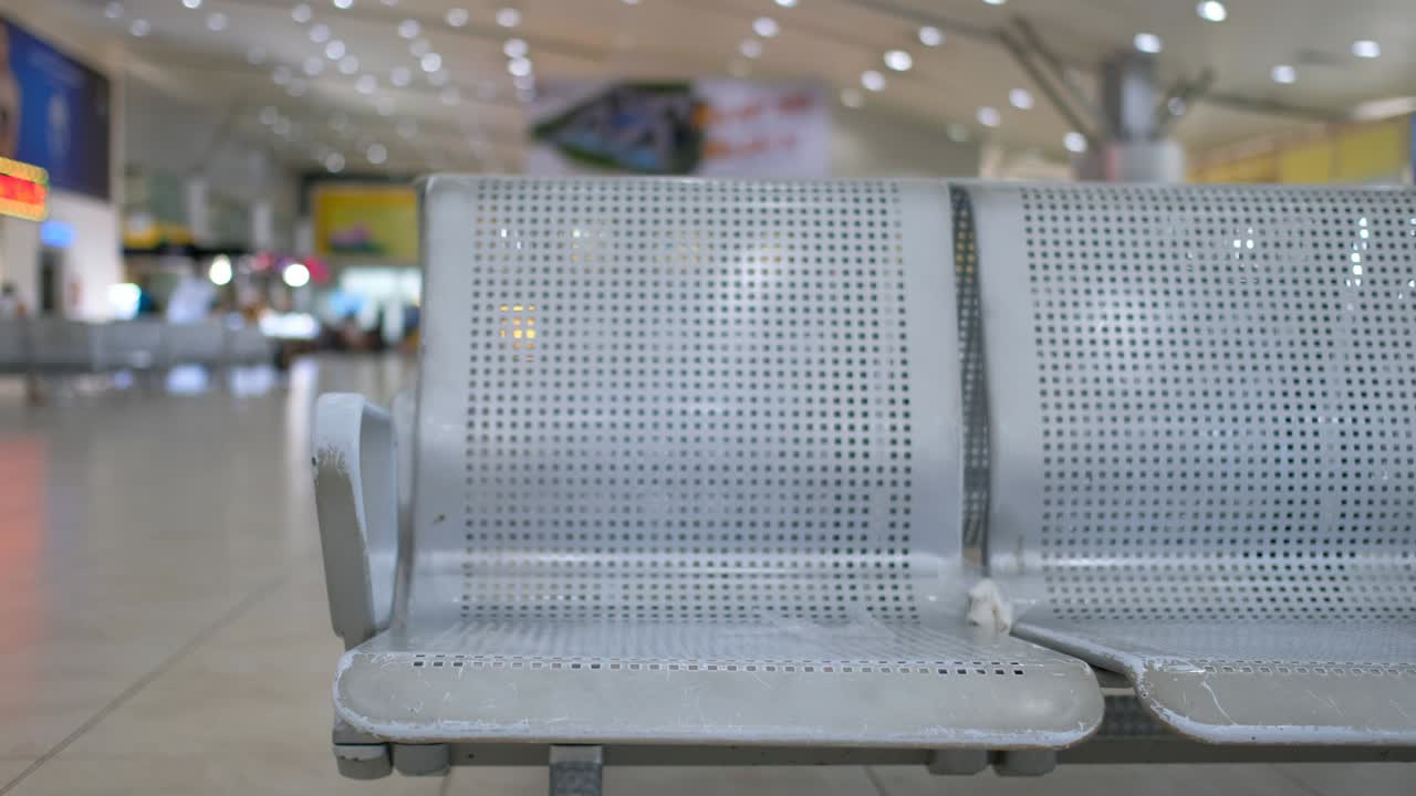 Nessuno nell'area d'attesa in aeroporto, stazione degli autobus