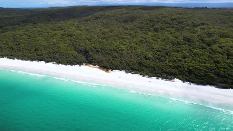 4K-Drohnenvideo,-Das-Rückwärts-Fliegt,-Um-Mehr-Von-Der-Atemberaubenden-Landschaft-Rund-Um-Hyams-Beach-In-Jervis-Bay-Zu-Zeigen,-Einem-Atemberaubenden-Weißen-Sandstrand,-Umgeben-Von-Regenwald-Und-Blauem-Meerwasser