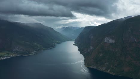 Una-Vista-Impresionante-Sobre-El-Aurlandsfjord