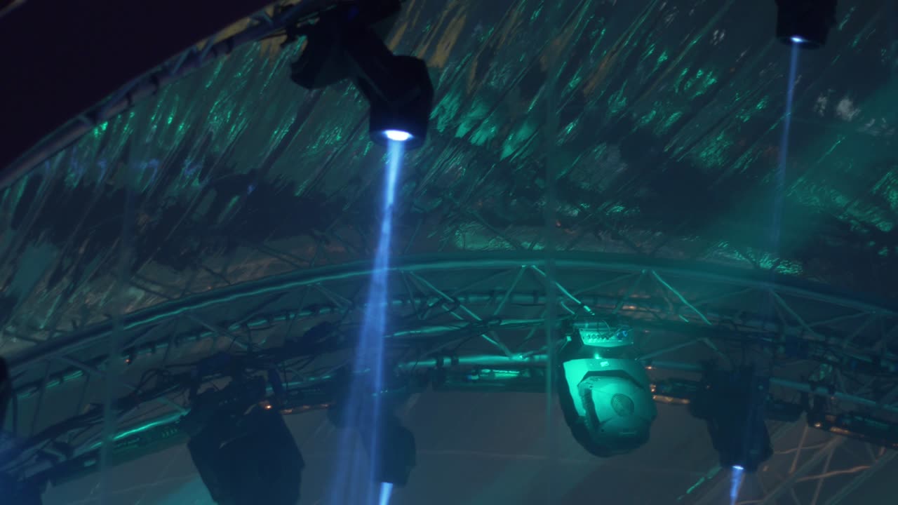 밤에는 무대 위에 매달린 램프의 반이는 빛