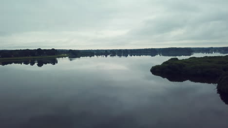 Lago-Thülsfelder-Cerca-De-La-Presa-Atmósfera-Fría-De-La-Mañana-Imágenes-De-Drones-En-Movimiento-Lento-4k-Nublado