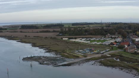 Festgemachte-Boote,-Mobilheime-Und-Andere-Gebäude-Am-Ufer-Von-Bradwell