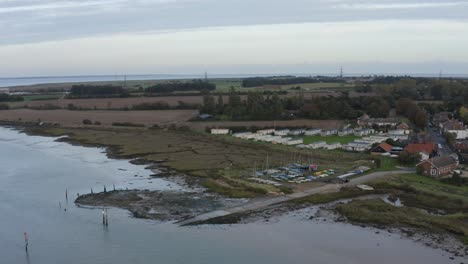 barcos amarrados, casas móviles y otros edificios en el borde del agua en bradwell