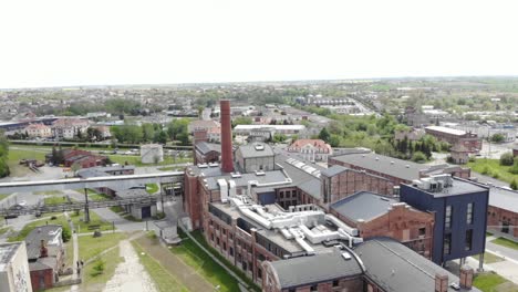 tomada aérea de la órbita inclinada del hotel archie žnin dentro de la vieja fábrica de azúcar en polonia