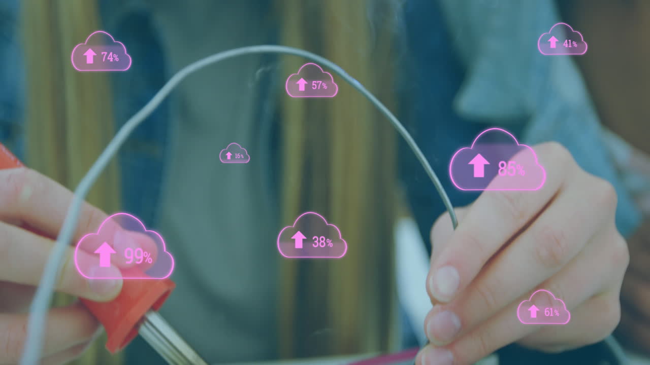 animación de nubes sobre chicas sonriendo y trabajando.