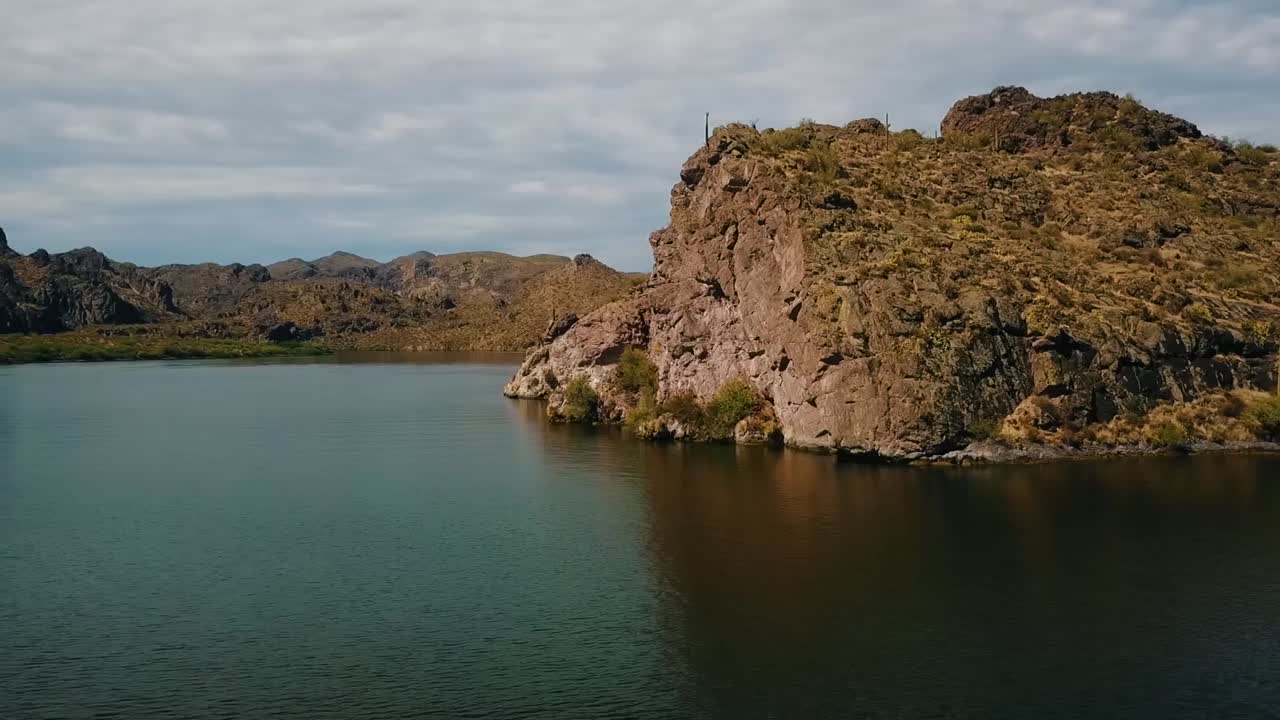 애리조나주 소노란 사막에 있는 호수의 공중 드론 샷