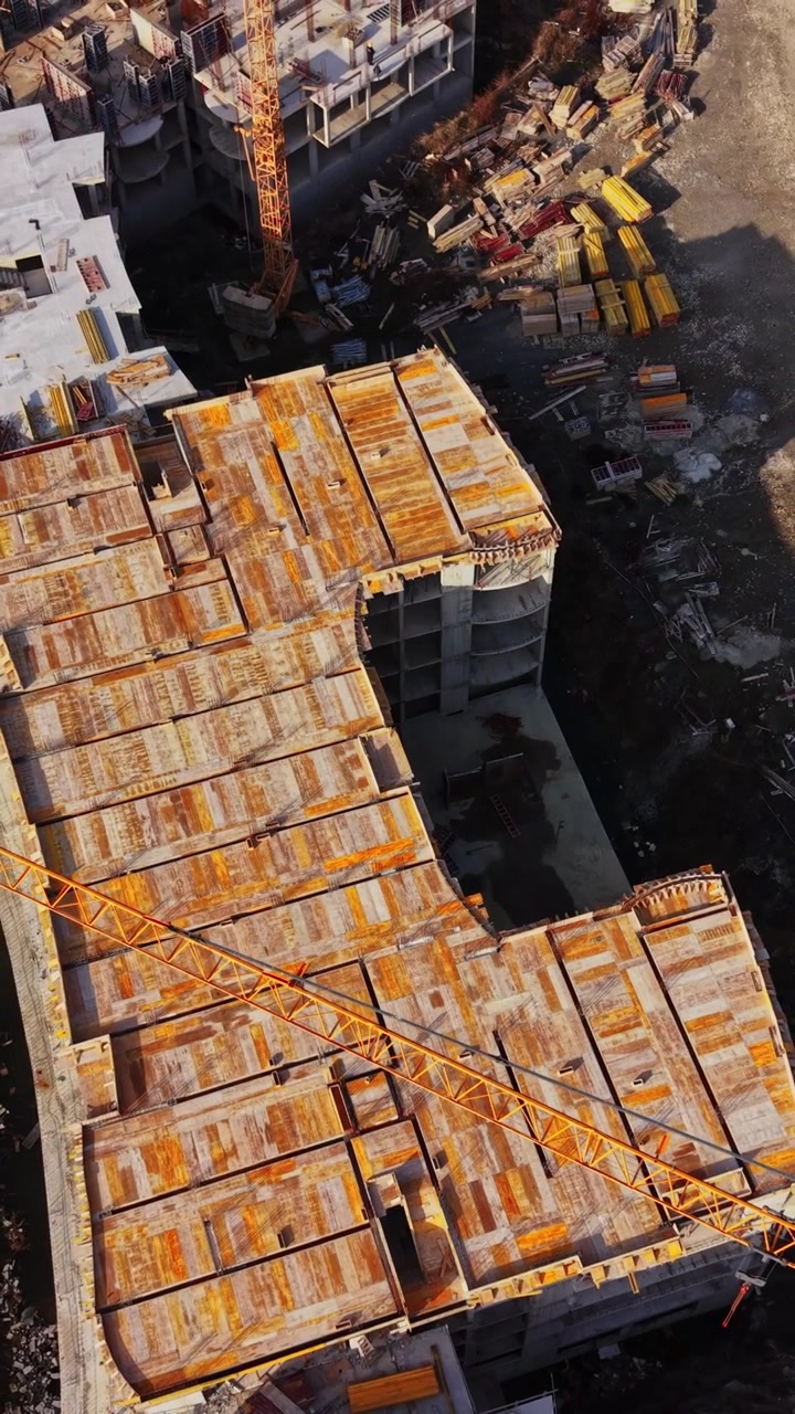 Cantiere edile a Nessebar, in Bulgaria, che mostra attività di costruzione e gru