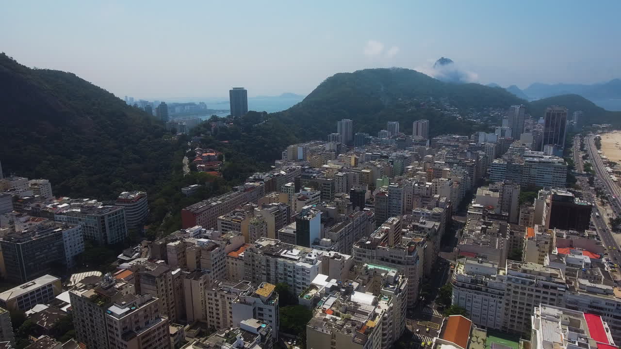 Vista drone dello skyline di Rio con montagne sullo sfondo