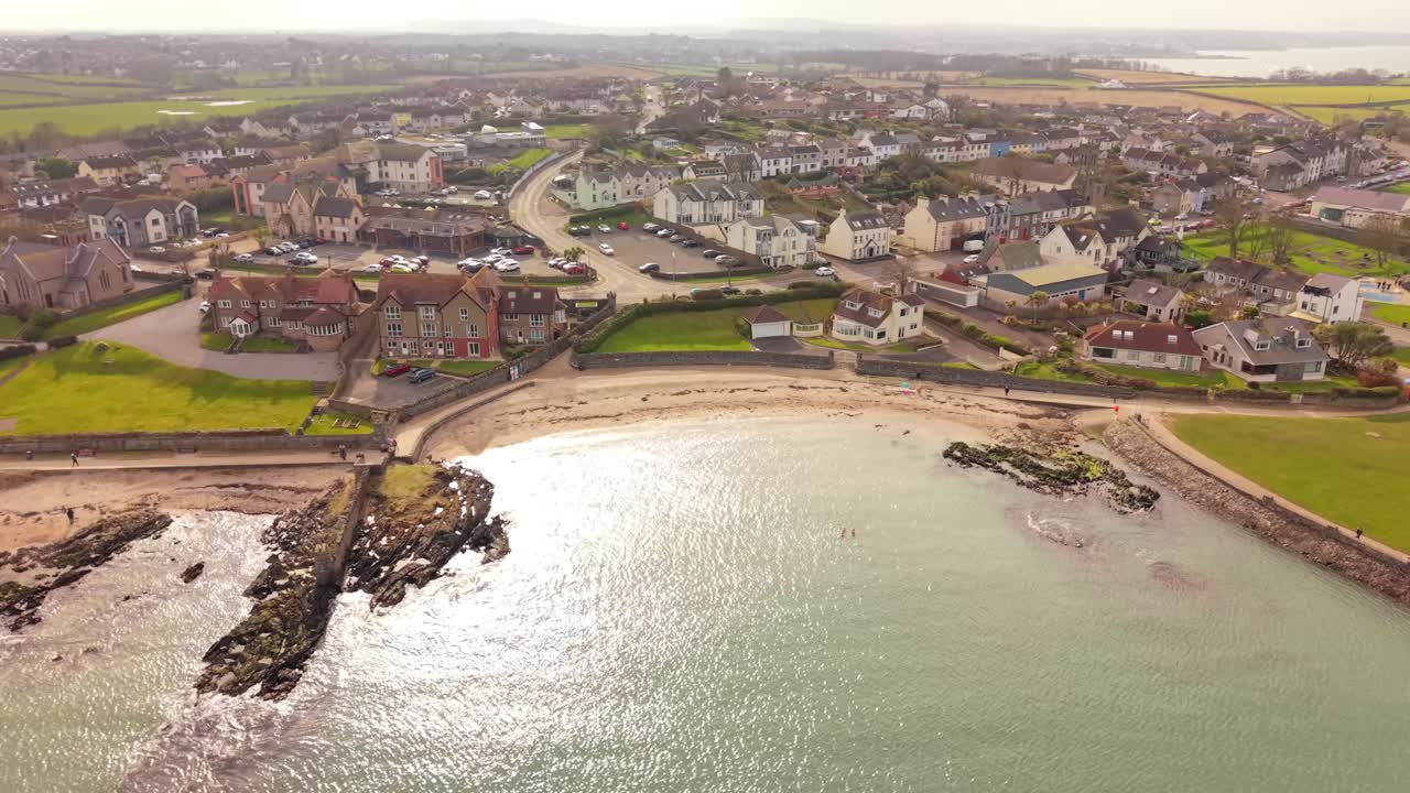 Video aereo 4K 60FPS in senso antiorario del villaggio e della spiaggia di Groomsport nella Contea di Down, Irlanda del Nord. Prodotto con colore Rec709