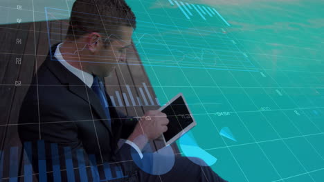 animación de procesamiento de datos sobre empresario caucásico usando tableta contra pantalla verde
