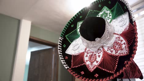 primer plano de un sombrero tradicional mexicano con sus colores tradicionales, verde, blanco y rojo