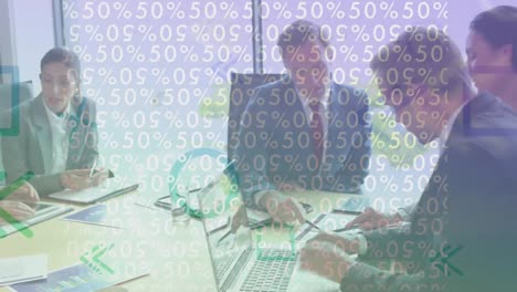 animación de números y porcentaje sobre la gente de negocios hablando en la oficina