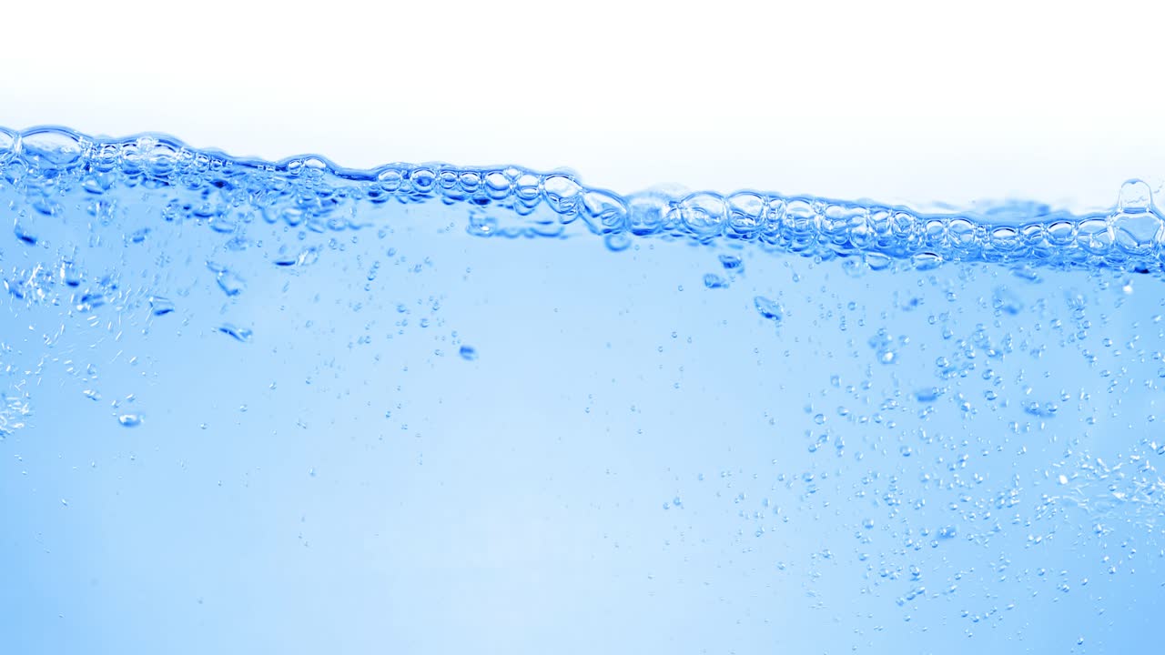 물 속의 많은 거품이 가까이에서, 느린 움직임의 거품과 함께 추상적인 물 파동