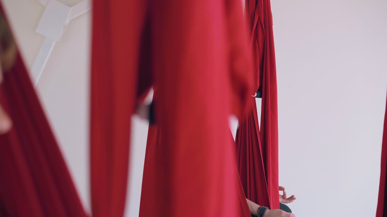 люди спят и восстанавливают энергию после тренировки по йоге.