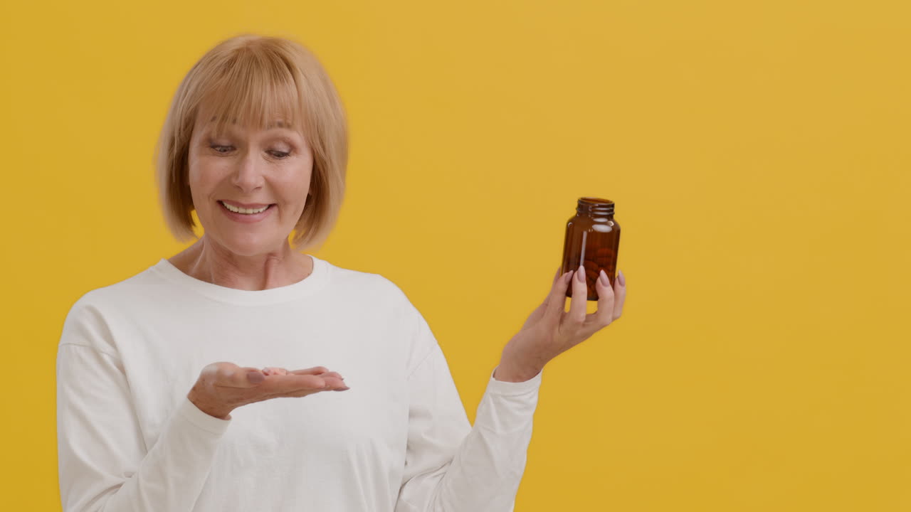 약을 복용하는 고령 여성