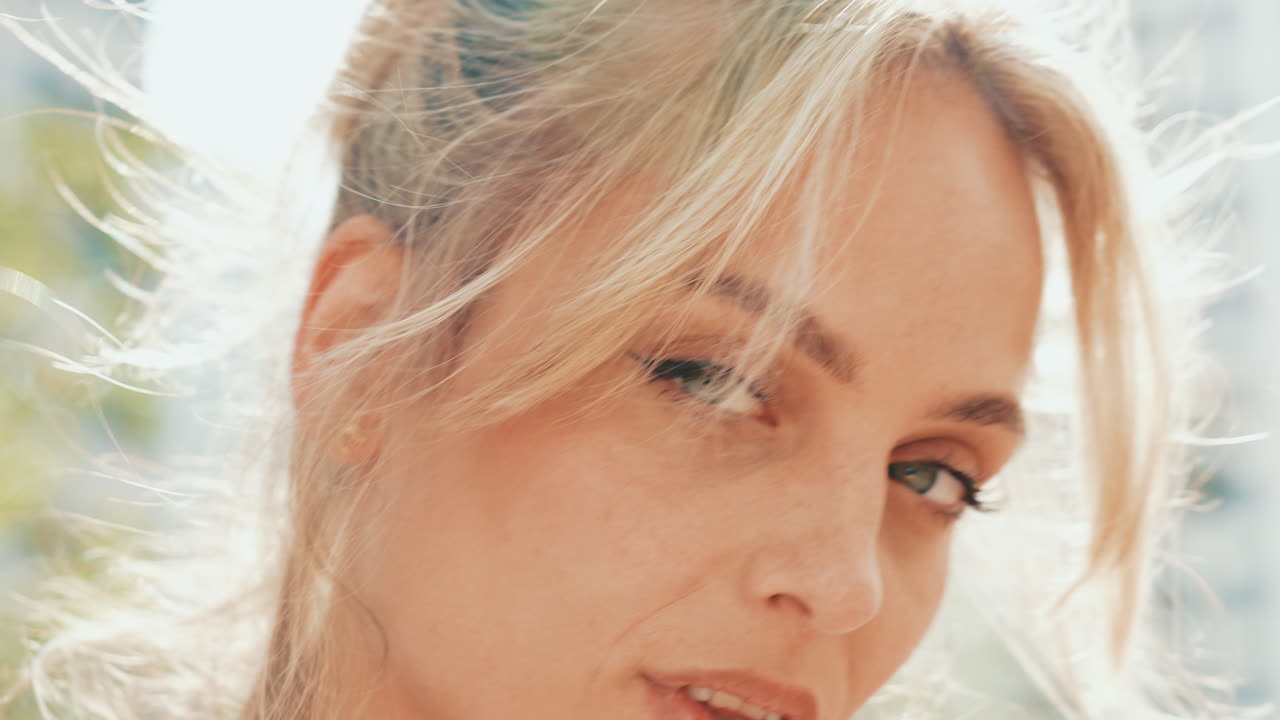 портрет женщины на открытом воздухе