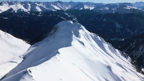 Herrliche-Aussicht-Auf-Schneebedeckte-Berge-In-Den-Alpen