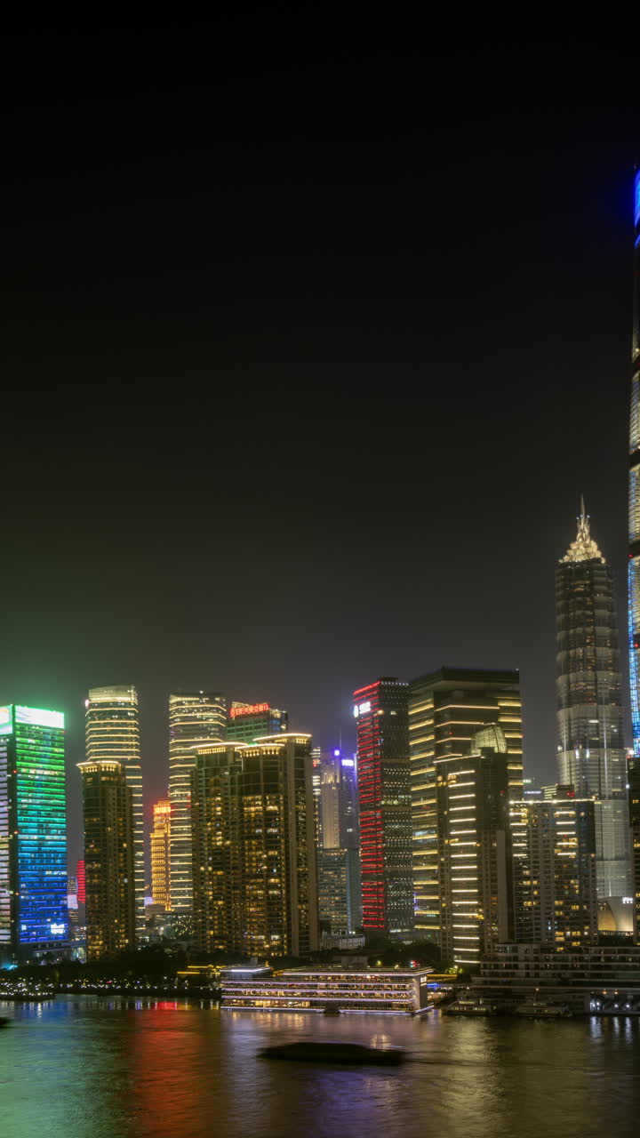 XANGAI, CHINA - 18 DE MAIO DE 2025 : Timelapse do horizonte da cidade de Xangai de um ponto de vista elevado à noite em formato vertical.