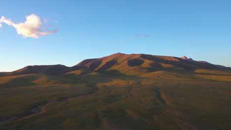 Vista-Aérea-Escénica-De-Drones-Volando-Sobre-El-Vasto-Paisaje-Salvaje-Abierto-De-Kirguistán