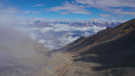 Verträumte-Luftaufnahme-Von-Wolken-Am-Blauen-Himmel-Des-Thorong-La-Passes-In-Manang-Nepal