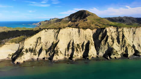 Luftaufnahme-Der-Schroffen-Klippe-Von-Cooks-Cove-An-Einem-Sonnigen-Sommertag-In-Der-Nähe-Der-Tolaga-Bay-In-Neuseeland