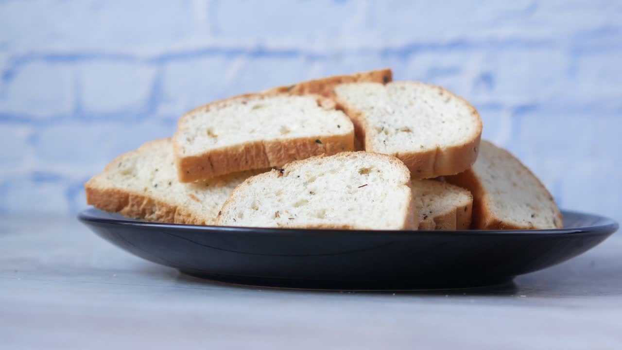 rebanadas de pan crujientes en un plato oscuro