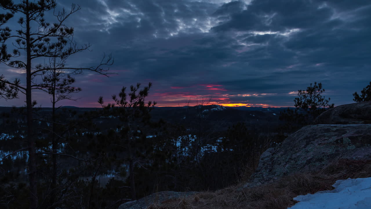 таймлапс движения пылающего заката в конце зимы
