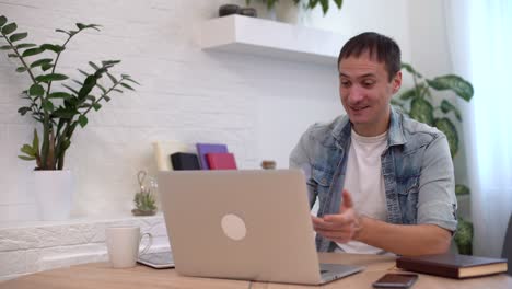 Tecnología,-Trabajo-Remoto-Y-Concepto-De-Estilo-De-Vida---Hombre-Feliz-Con-Computadora-Portátil-Teniendo-Video-Chat-Y-Saludando-Con-La-Mano-En-La-Oficina-De-Casa