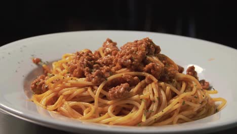 Spaghetti-Mit-Kräutern-Und-Gewürzen-Bestreut