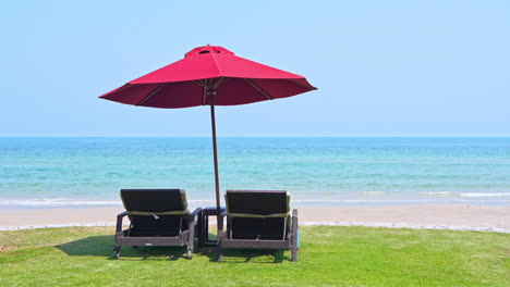 Leere-Liegestühle-Im-Schatten-Unter-Sonnenschirm-Am-Sonnigen-Strandtag