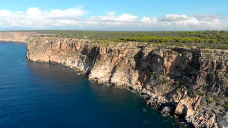 Tomas-Panorámicas-De-Drones-Que-Muestran-Los-Impresionantes-Acantilados-Y-El-Océano-Azul-Y-Turquesa