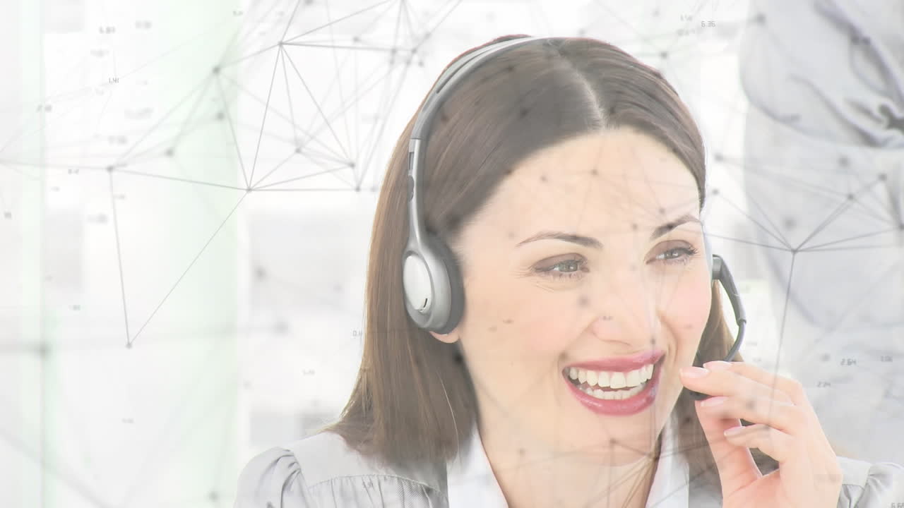 Animazione di reti di connessioni su una donna d'affari che indossa una cuffia telefonica