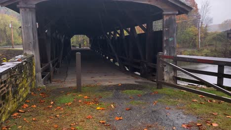 Caminando-Por-Un-Viejo-Puente-Cubierto-En-El-Estado-De-Nueva-York-Durante-El-Otoño