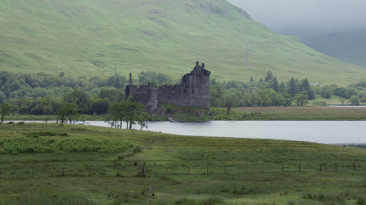 plano panorâmico extra-amplo da esquerda para a direita do Castelo Kilchurn no Loch Awe