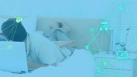 hombre acostado en la cama usando una computadora portátil con conexiones de red animación sobre la escena