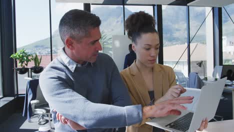 hombre y mujer jóvenes usando computadora