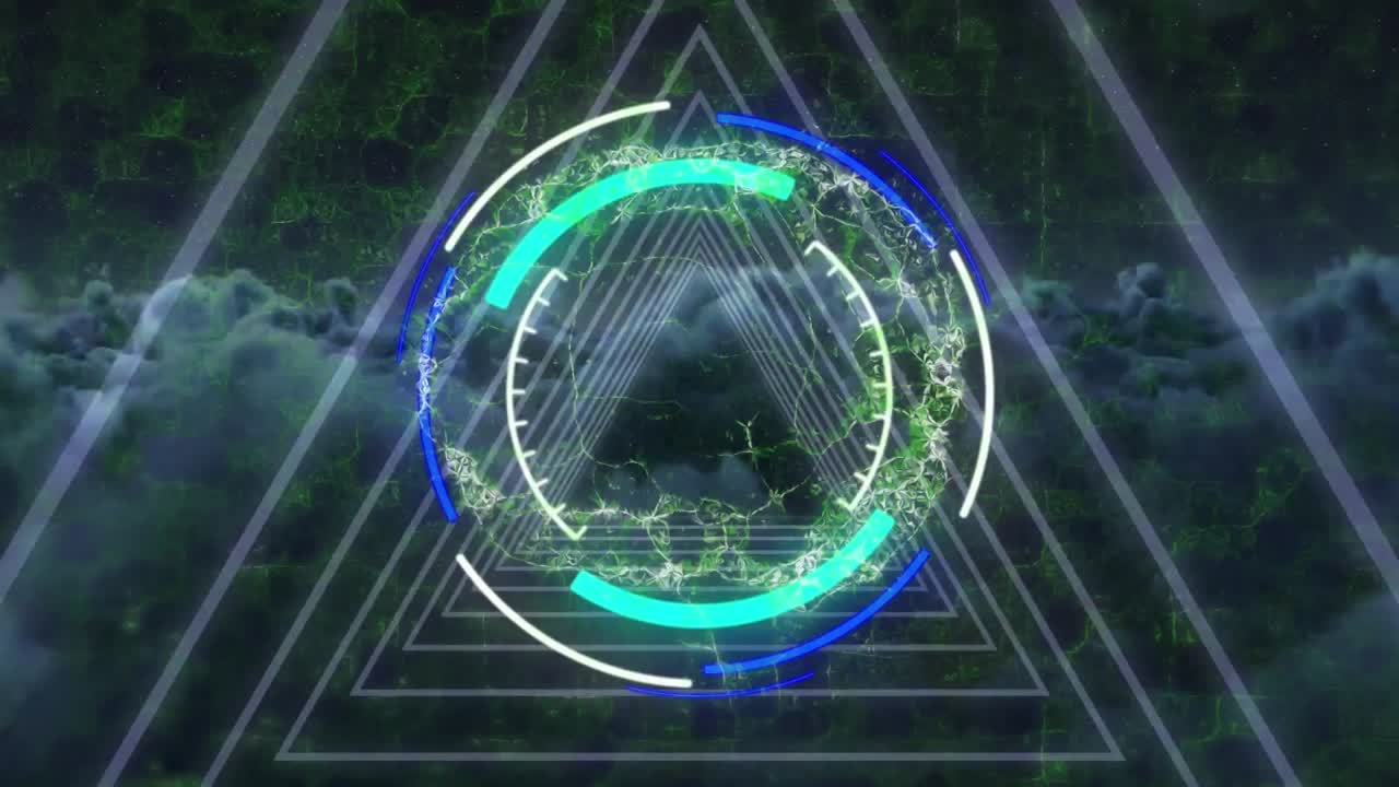 animación de escaneo de alcance con cerebro digital sobre triángulos y cielo con nubes