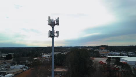 disparo aéreo girando alrededor de la torre de teléfono celular