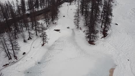 意大利阿尔卑斯山的阿奥斯塔山谷的一座冰<unk>山湖的空中景色